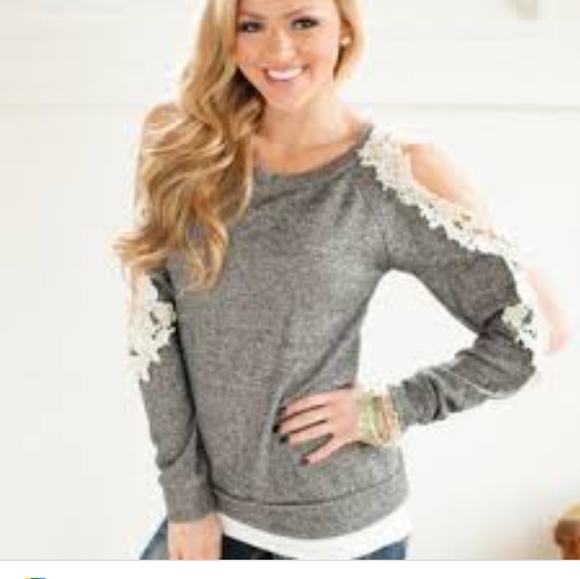 Beautiful cold shoulder sweater - Picture 1 of 4